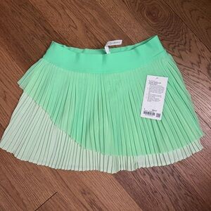 BNWT - Tiered Pleats HR Tennis Skirt - size 8